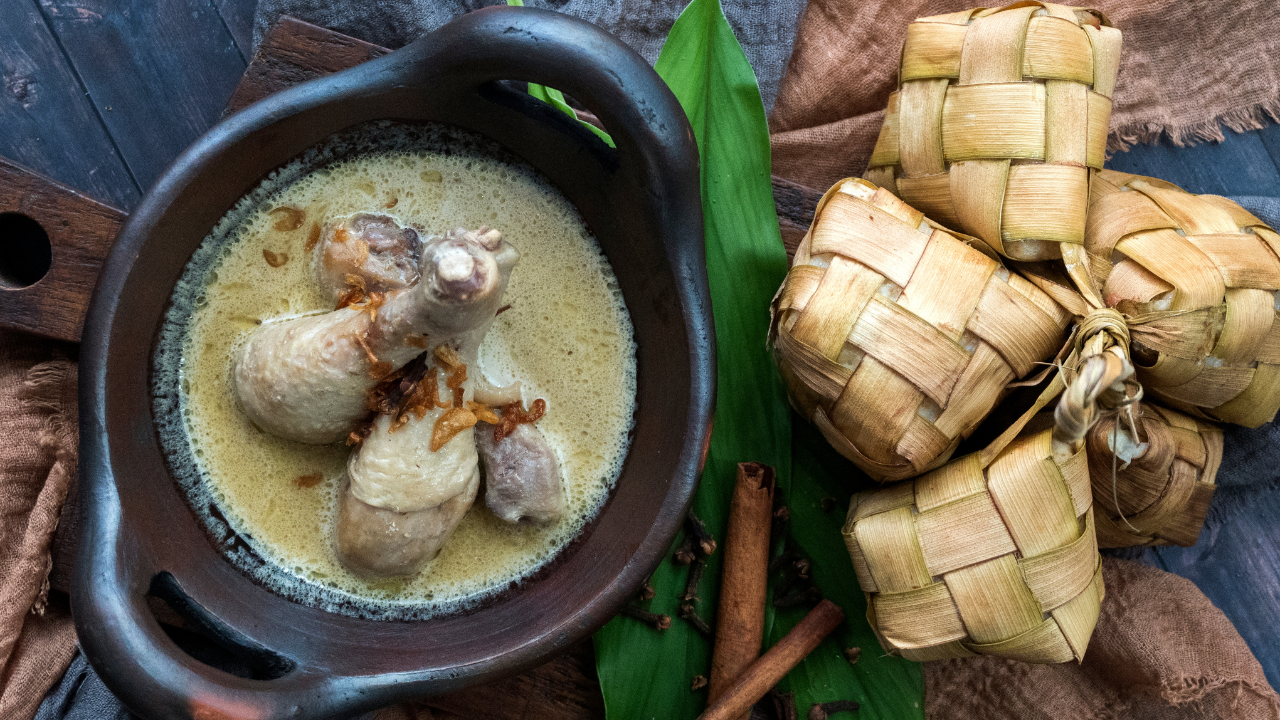 Opor Ayam dan Ketupat (Canva)