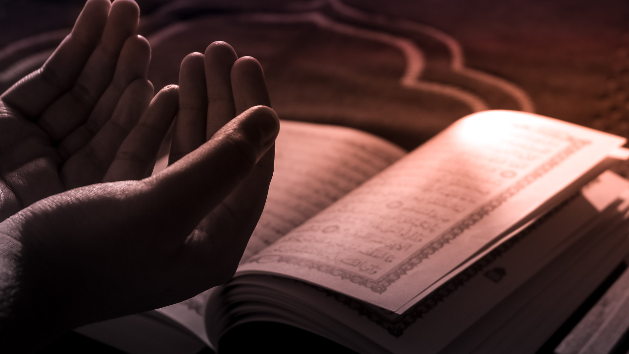 Ilustrasi beribadah pada malam lailatul qadar (Canva)