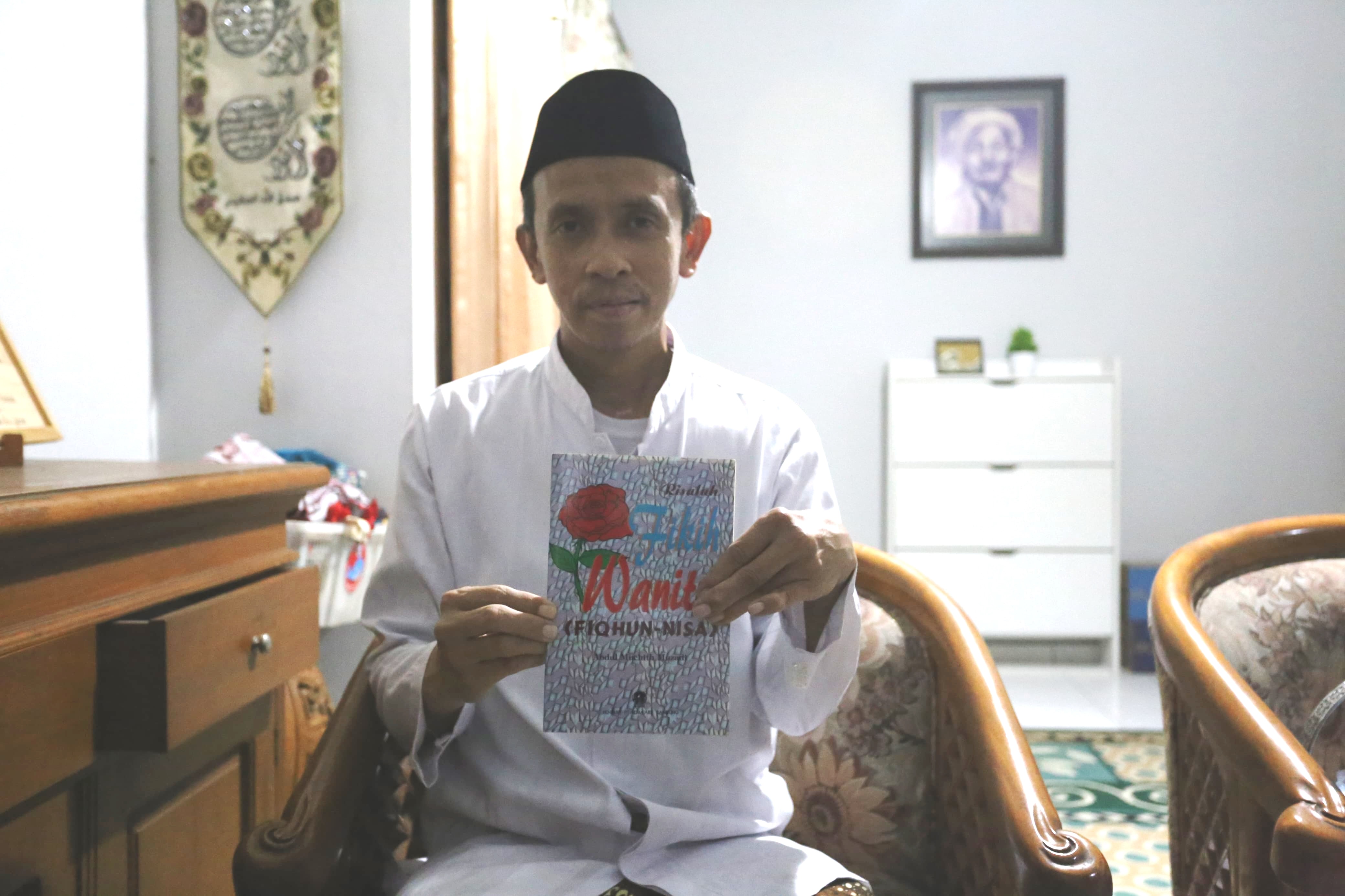 M ADHI SURYA/RADAR JEMBER SANTUN: Putra dari Mbah Muchit, Alfian Futuhul Hadi, menunjukan sejumlah karya buku ayahnya yang tersimpan rapi di kediamannya, Kelurahan/Kecamatan Sumbersari.  &nbsp;