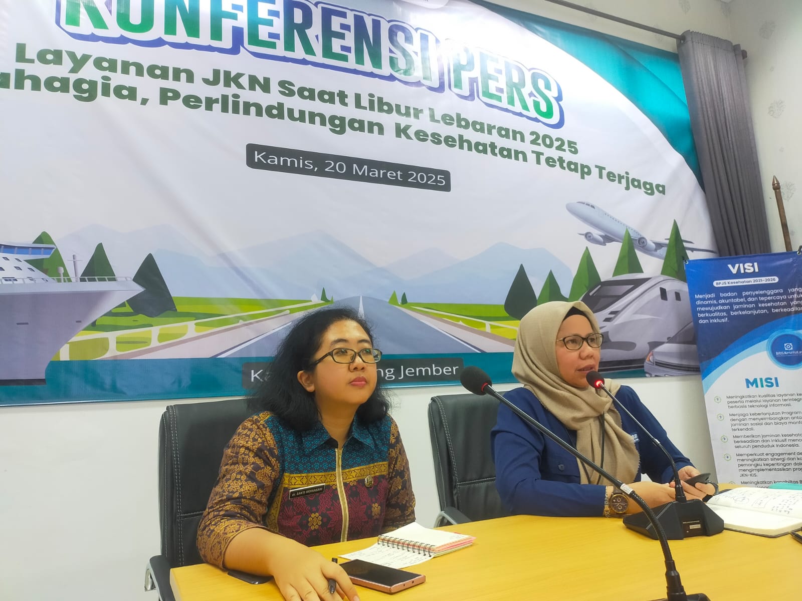 YUYUN/RADAR JEMBER  JUMPA PERS: Kepala Cabang BPJS Kesehatan Jember Yessy Novita (kanan) memberikan keterangan terkait layanan JKN pada libur Lebaran nanti.