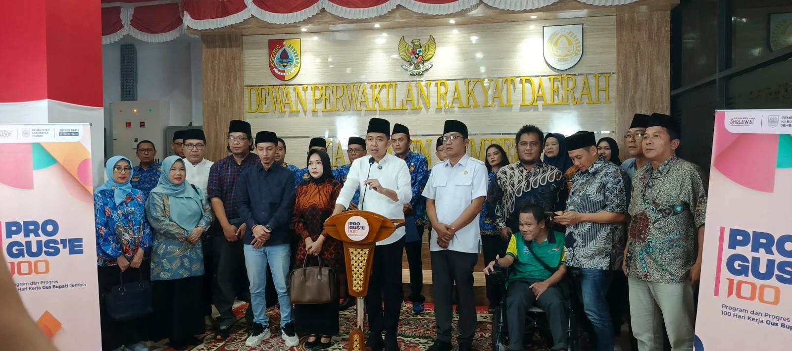 MAULANA/RADAR JEMBER  KEBERSAMAAN: Bupati Fawait saat memberikan pernyataan kepada awak media terkait capaian dalam 100 hari kerjanya, di DPRD Jember, Senin (17/3).