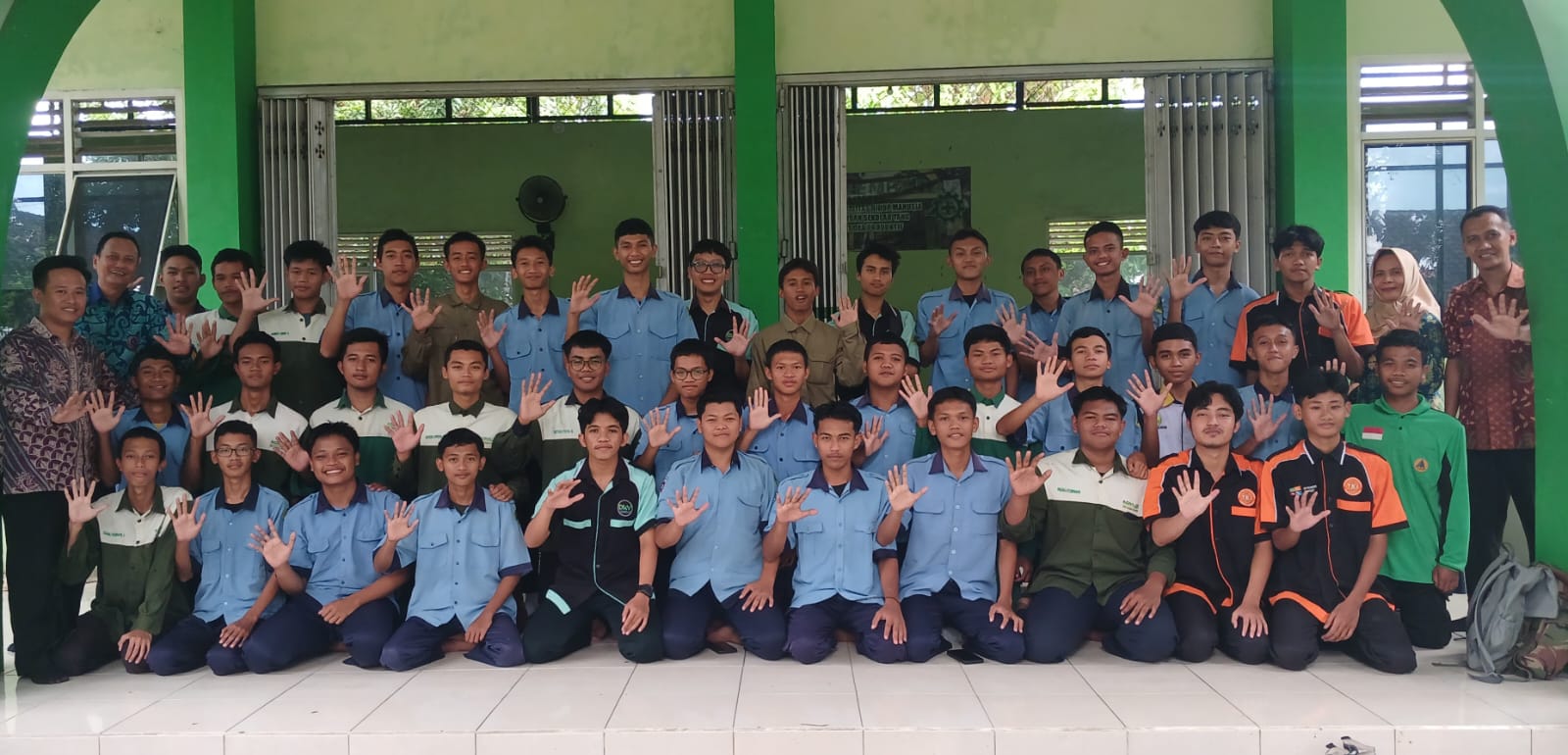 SMKN 5 JEMBER SIAP KULIAH: Siswa SMKN 5 Jember yang lolos jalur SNBP 2025 berfoto bersama.