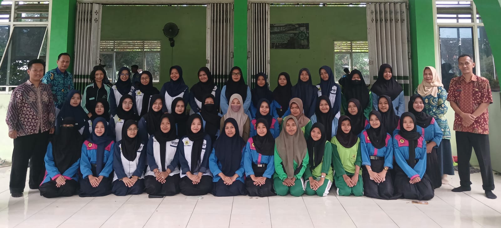 SMKN 5 JEMBER SIAP KULIAH: Siswa SMKN 5 Jember yang lolos jalur SNBP 2025 berfoto bersama.