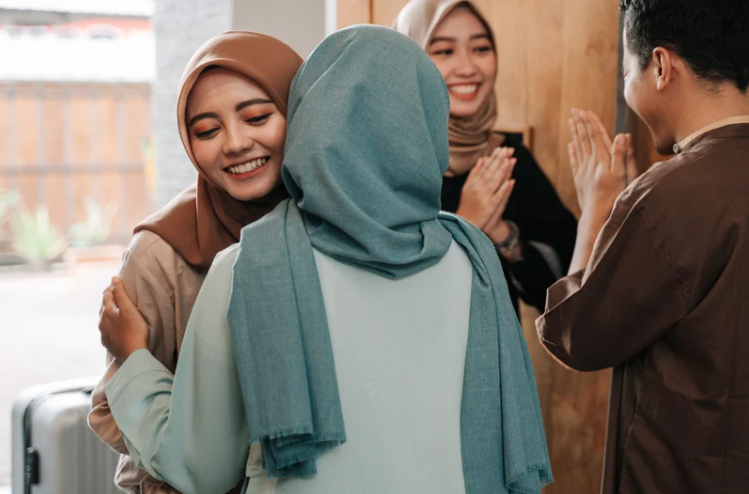 Momen silaturahim saat lebaran (Canva)