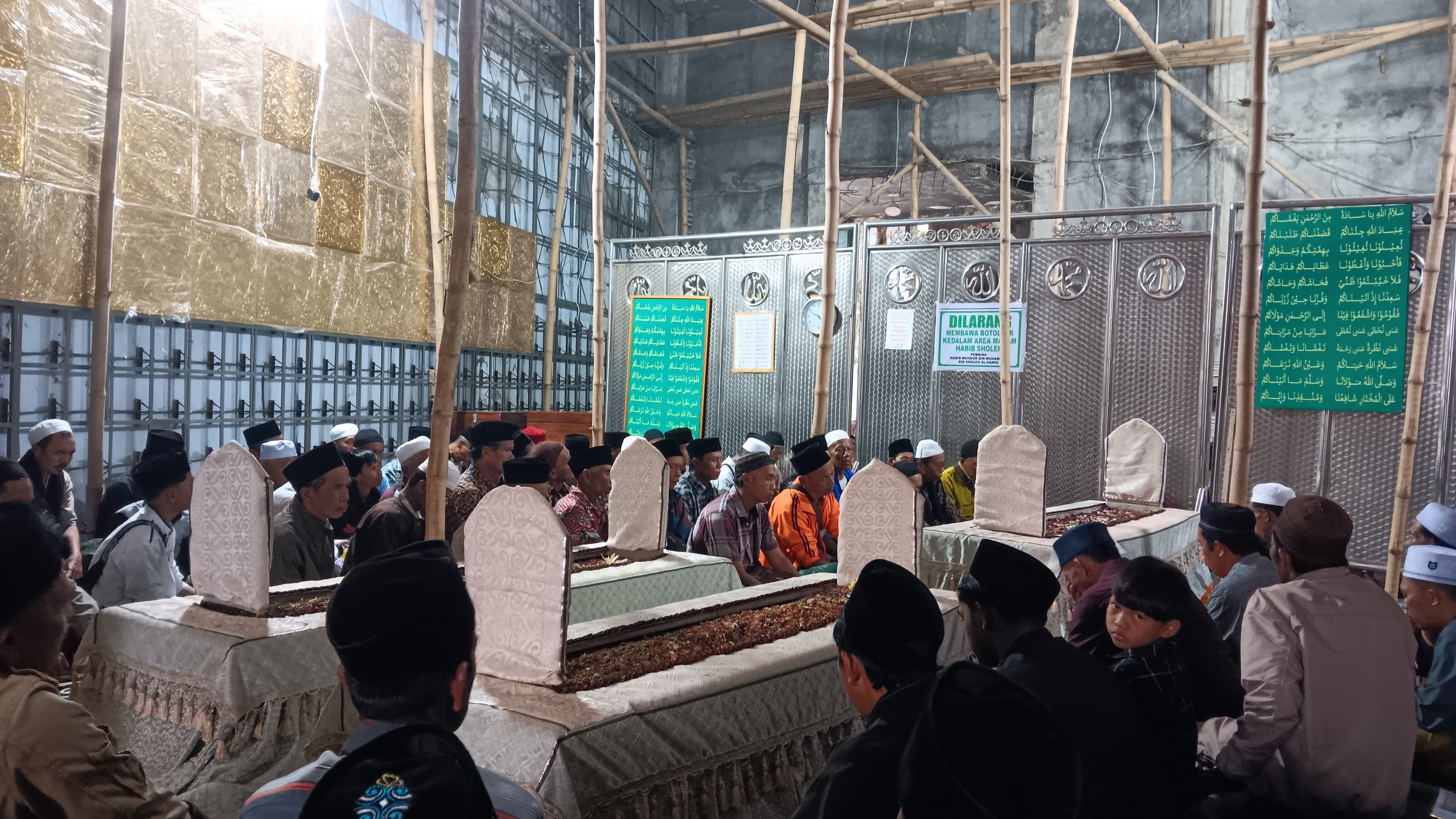 KHUSYUK: Peziarah membaca surat Yasin di makam Habib Sholeh Tanggul, pada pertengahan Maret 2025. (M ADHI SURYA/RADAR JEMBER)