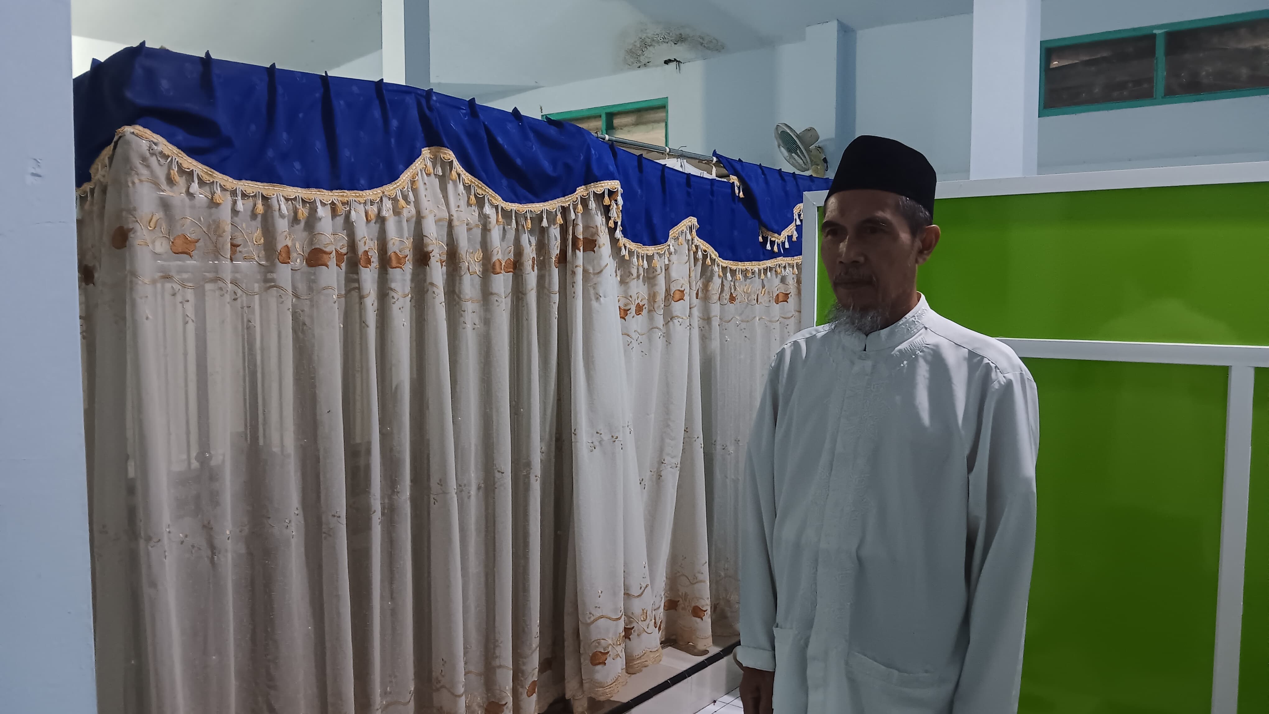 BERDOA: Keturunan Syekh Mohammad Noer, Mahfud Ahsan berada di makam Mbah Yai Mohammad Noer, di Desa Kemuningsari Lor, Kecamatan Panti, (M ADHI SURYA/RADAR JEMBER)   &nbsp;