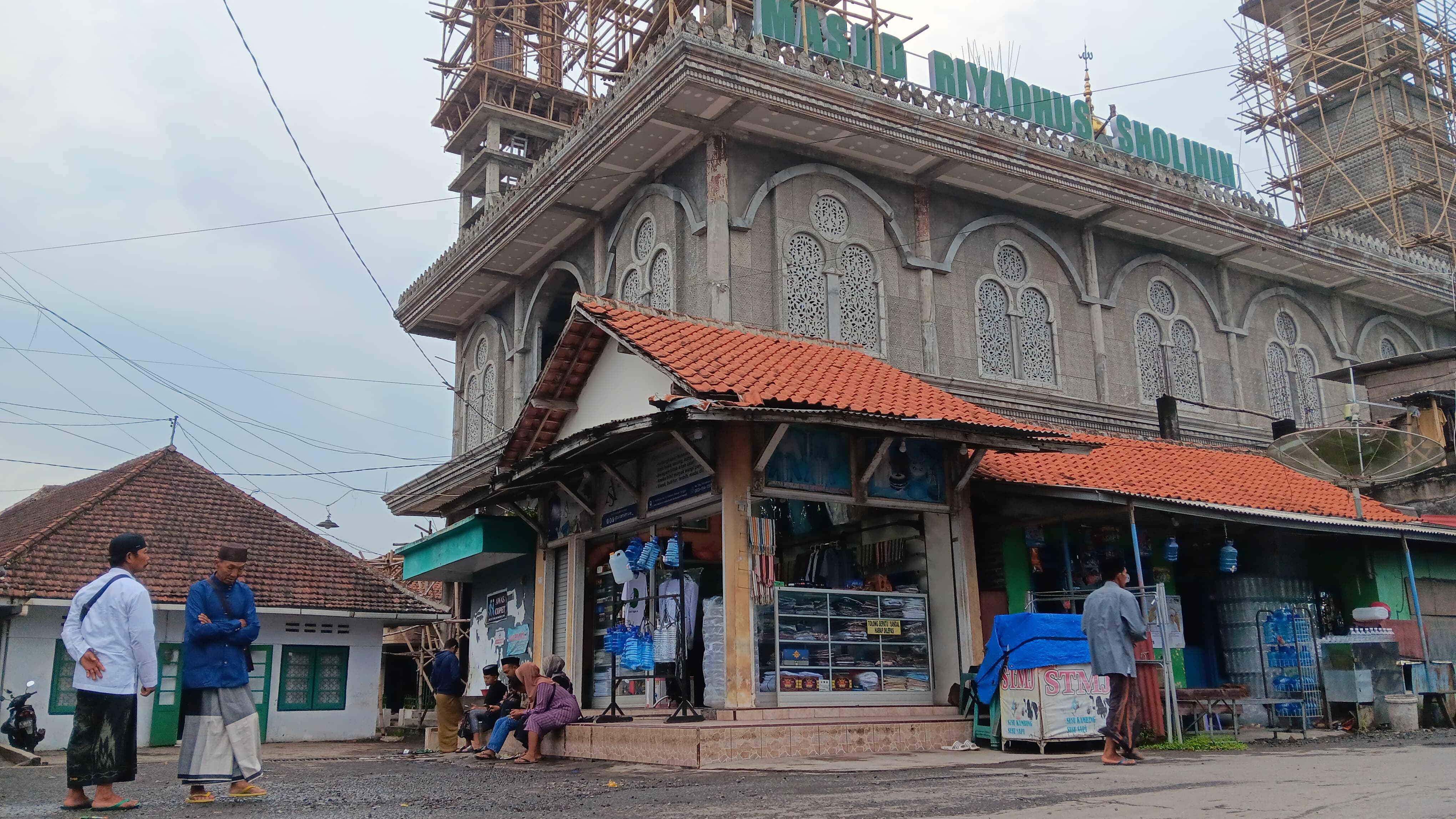 SELALU RAMAI: Di belakang Masjid Riyadhus Sholihin ini Habib Sholeh Tanggul di semayamkan. (M ADHI SURYA/RADAR JEMBER)