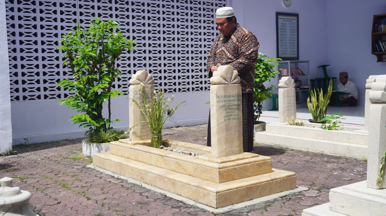 Pengasuh Pesantren Assunniyyah Kencong Jember Gus Ghonim berziarah dan berdoa di samping pusara sang ayah, KH Djanuari, yang berada satu kompleks dengan pesantren. (MEGA SILVIA/RADAR JEMBER)
