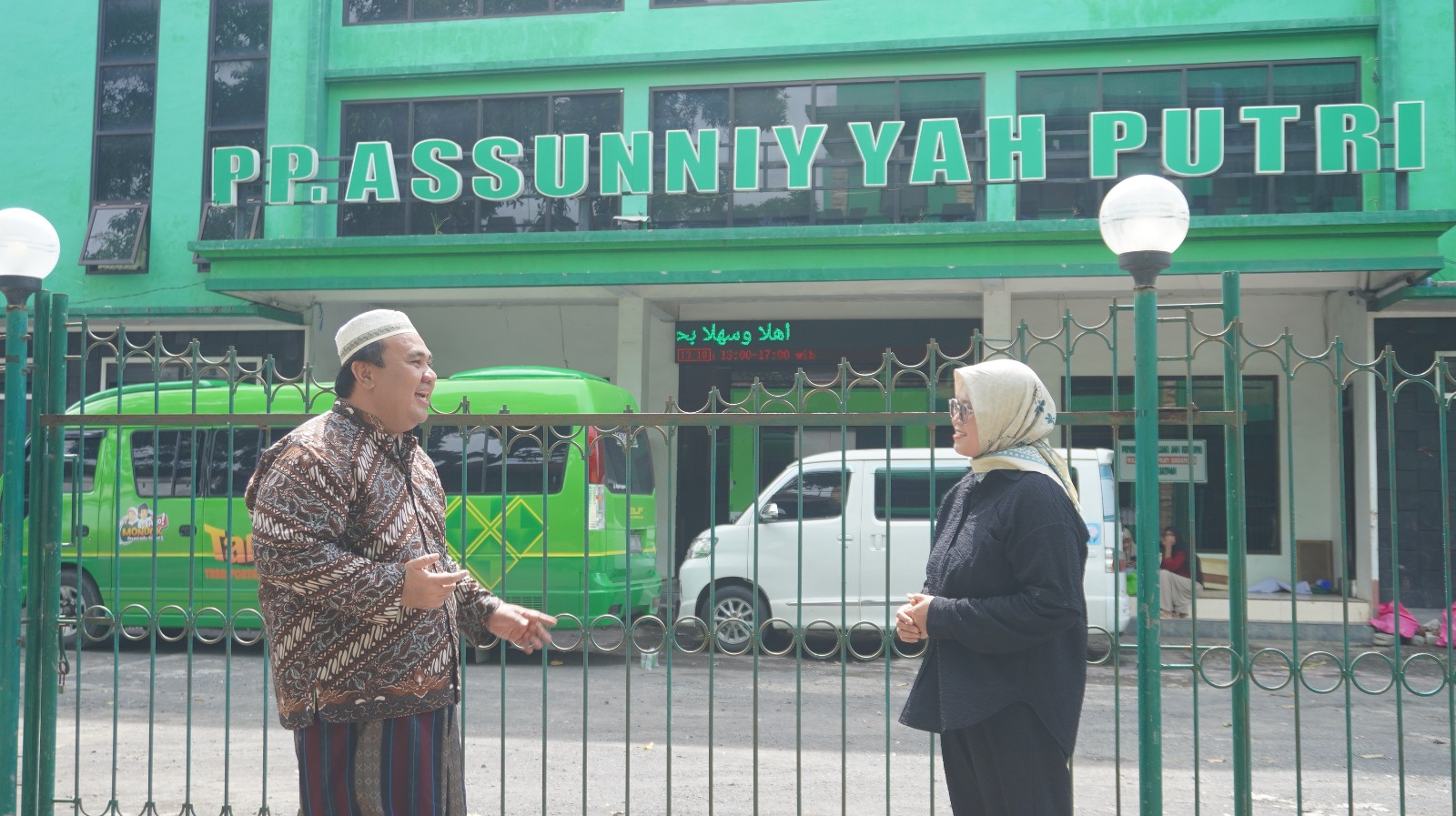 Pengasuh Pondok Pesantren Assunniyyah Kencong, Ahmad Ghonim Jauhari (kiri) berada di depan bangunan pesantren putri, memperkenalkan sejarah pesantren kepada Jawa Pos Radar Jember (MEGA SILVIA)