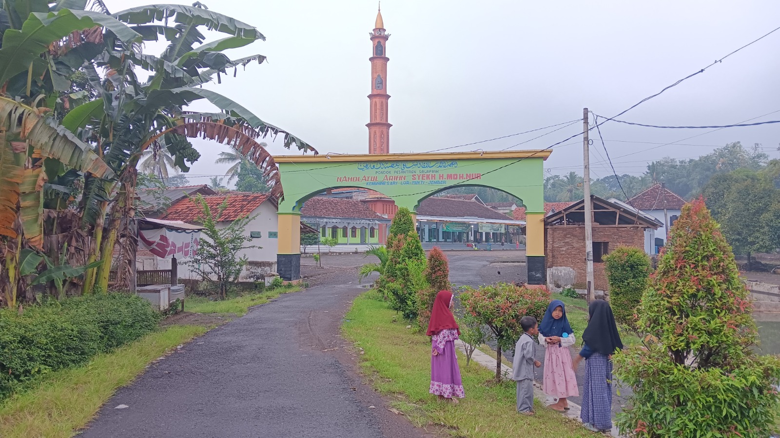 ASRI: Suasana sederhana Pondok Pesantren Nahdlatul Arifin yang terletak di Desa Kemuningsari Lor, Kecamatan Panti. (M ADHI SURYA/RADAR JEMBER)