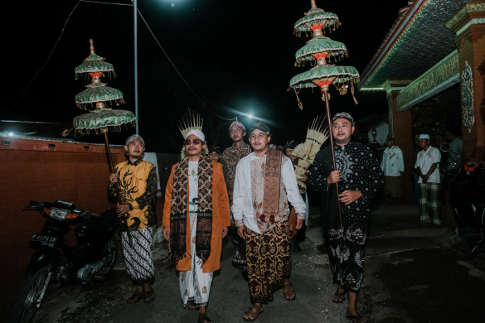 TRADISIONAL: Sejumlah santri menggunakan pakaian adat Jawa setiap tanggal 17 dalam kalender Jawa. (Ari Pangestu)