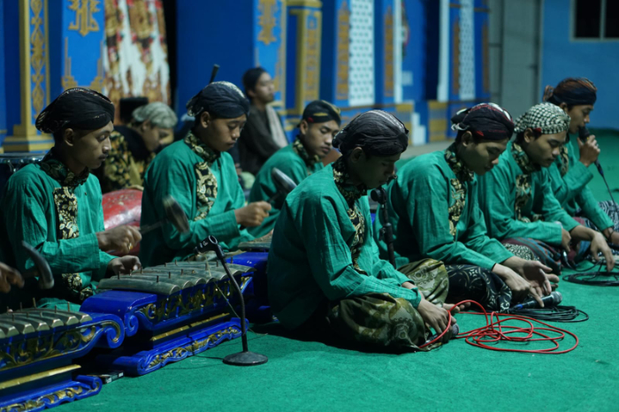 LESTARIKAN BUDAYA: DI Ponpes Mambaul Falah ini, santri juga bermain gamelan. (Ari Pangestu)