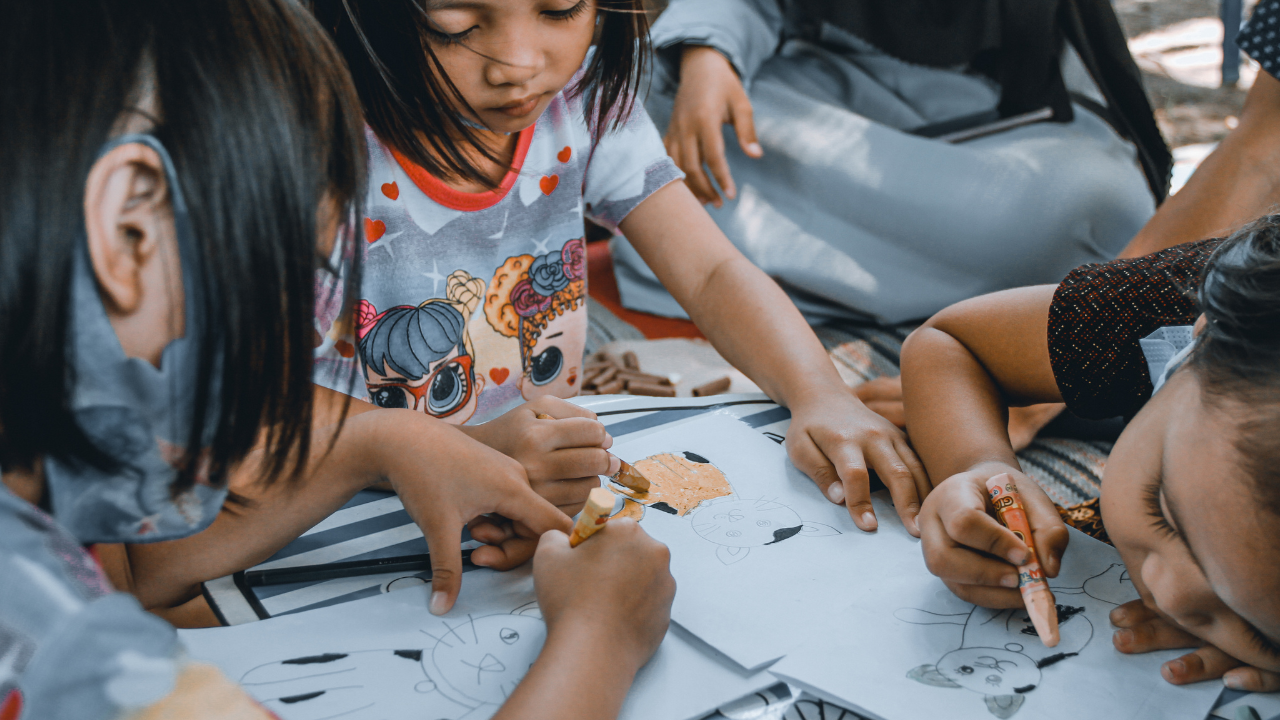 Anak-anak sedang mewarnai dan menggambar (Canva)