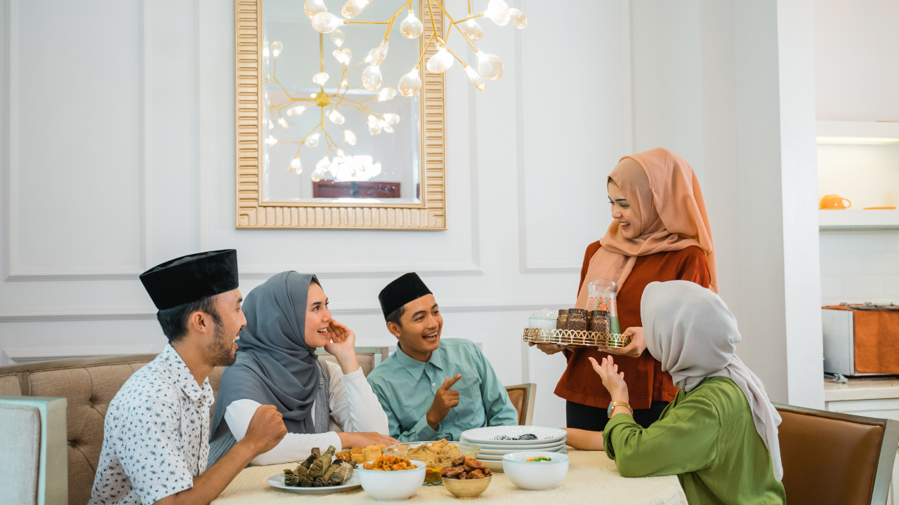 Berbagi saat lebaran (Canva)