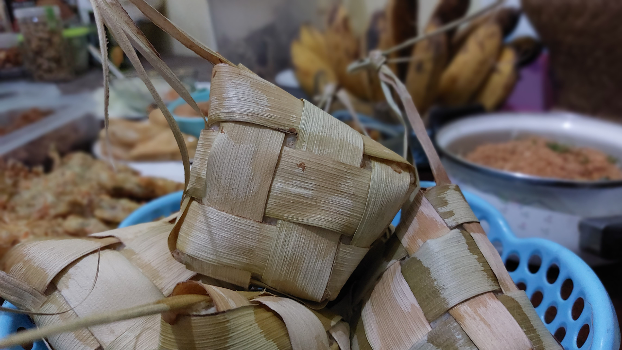 Ketupat (Canva)
