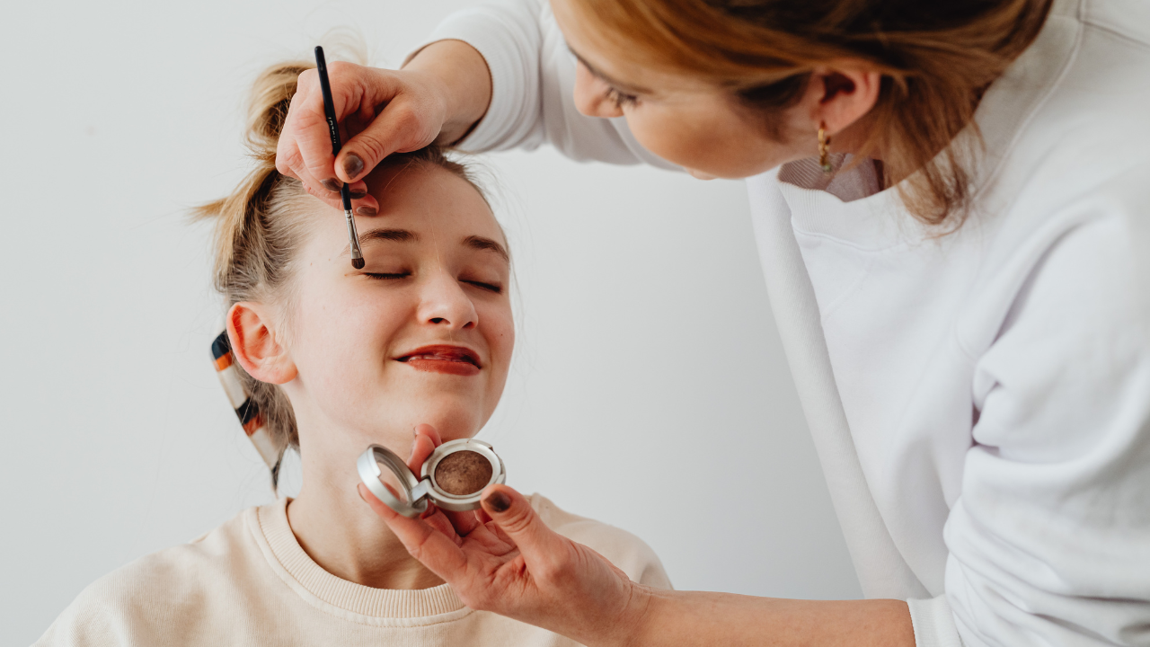 Perempuan menggunkan make up agar tampil lebih percaya diri (Canva)