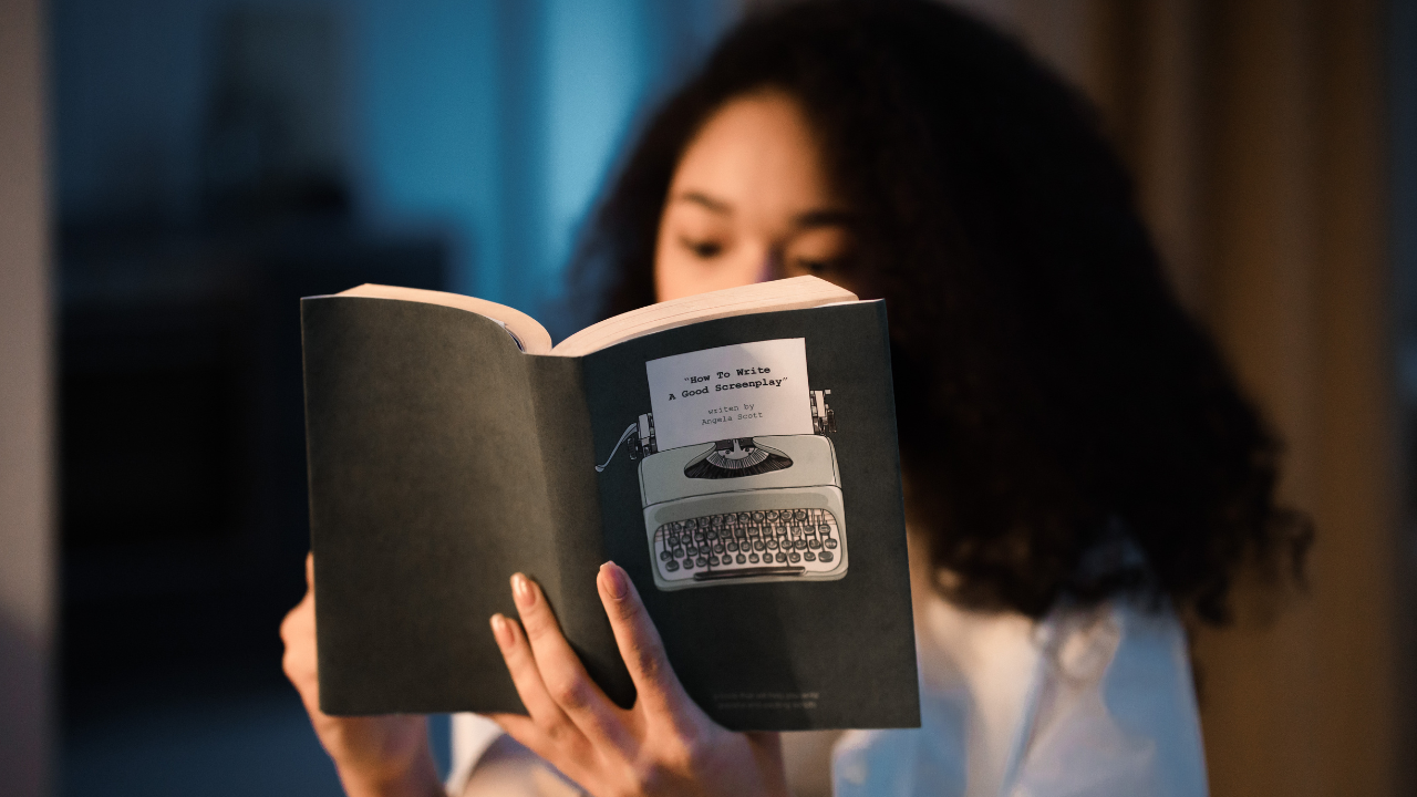 Membaca buku (Canva)