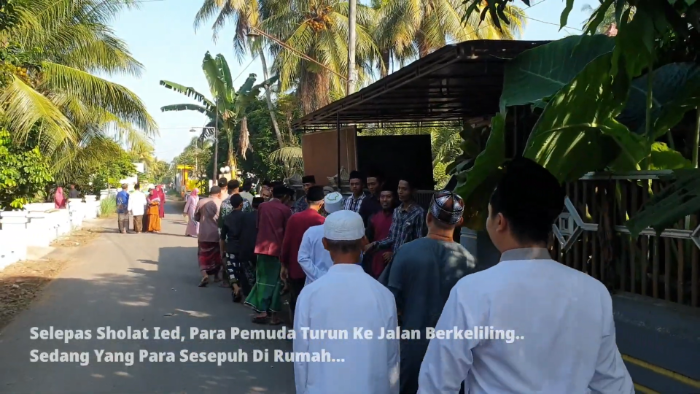 Warga Ambulu melakukan tradisi Mbarak berkeliling ke rumah pada sesepuh (Tangkapan Layar Youtube iBejo Channel)