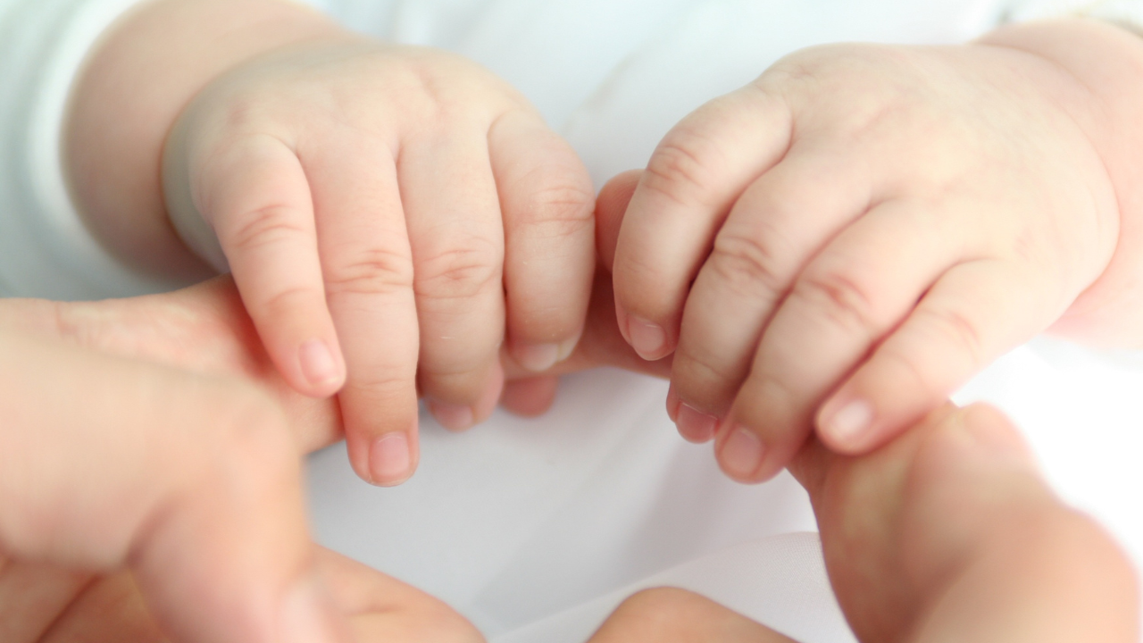 Mencium tangan dan kaki bayi ternyata bisa menularkan penyakit (Canva)