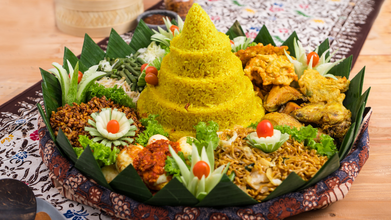 Nasi Tumpeng tradisi masyarakat Jawa (Canva)