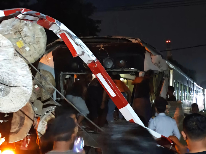 Kereta Api Commuter Line Jenggala jurusan Stasiun Indro &ndash; Pasar Turi bertabrakan dengan truk trailer bermuatan kayu gelondongan. (Daffa Assadin by X @sahabat_kereta)