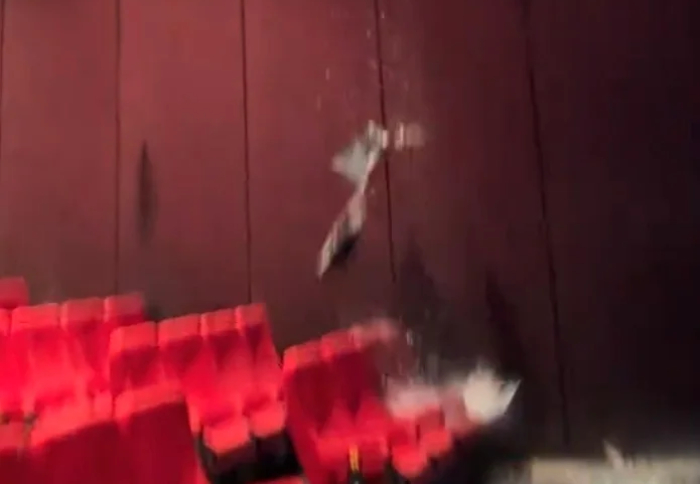 atap bioskop XXI di Solo Paragon Mall ambrol, material terlihat jatuh di kursi penonton (TikTok)