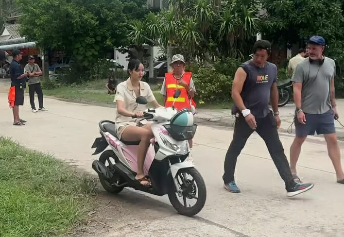 Video Lisa Blackpink sedang mengendarai motor matic (IG/lalalalisa)