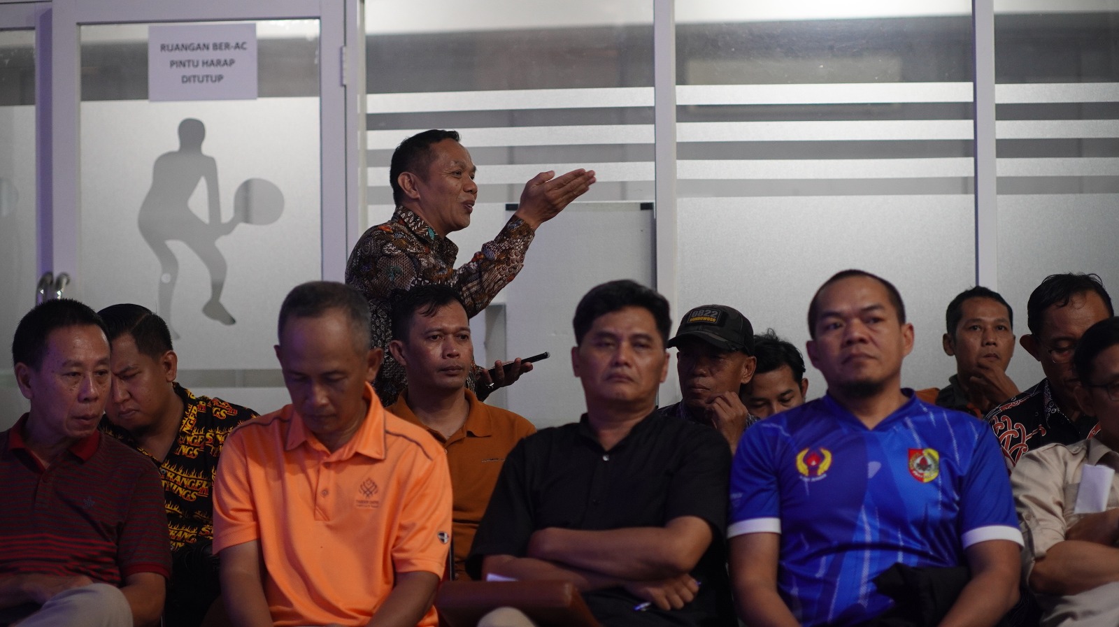 Ketua Kodrat Jember Haryu Islamuddin (berdiri) menyampaikan pendapat saat rapat koordinasi persiapan Porprov Jatim bersama cabor, KONI, dan Dispora di Aula Dispora Jember (YULIO FA/RADAR JEMBER)