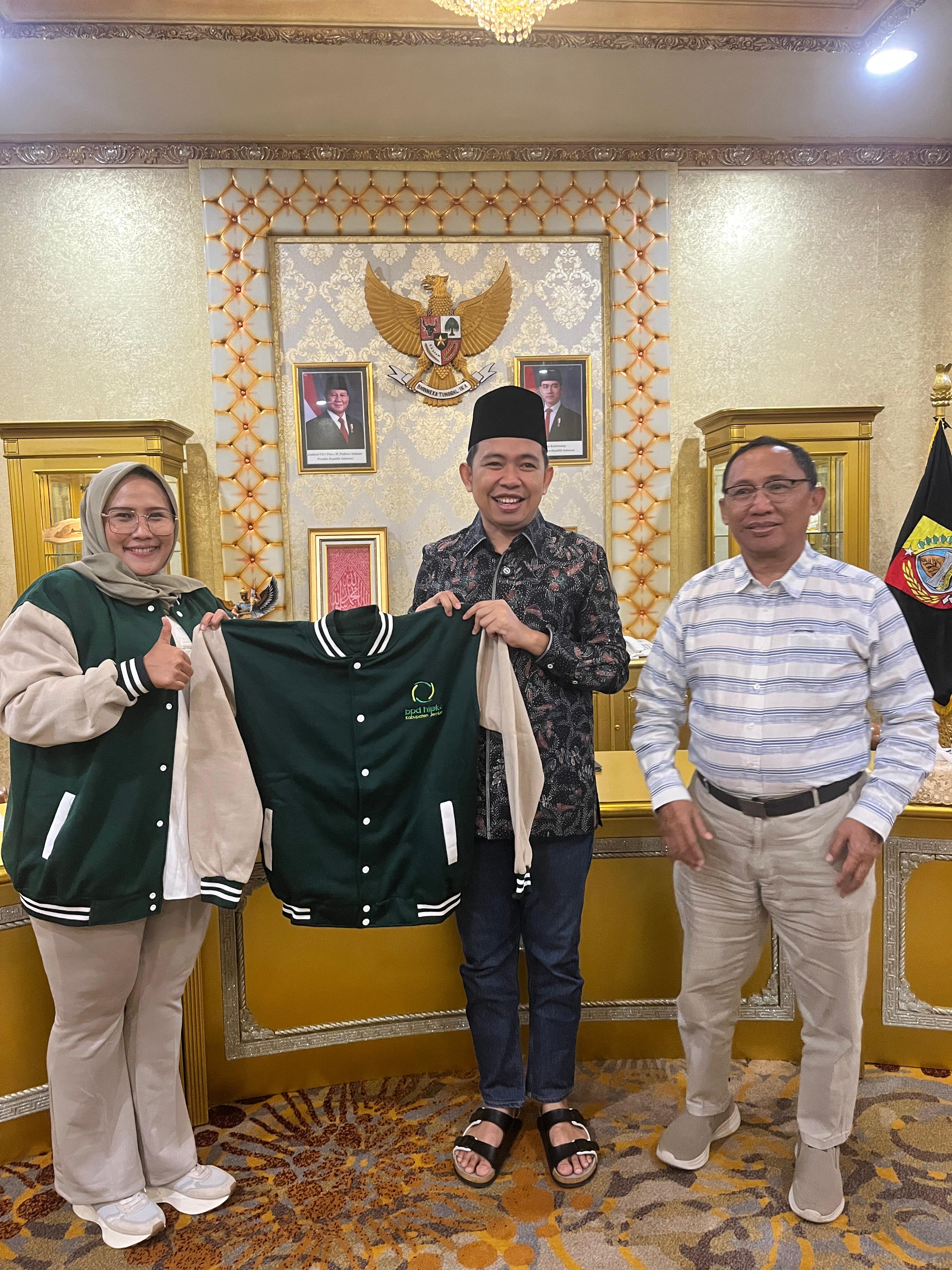 Bupati Jember Muhammad Fawait (tengah) berfoto bersama Ketua Hipka Jember Nilam Noor Fadilah Wulandari (kiri), dan Sekjen Hipka, Ahmad Muntaha.