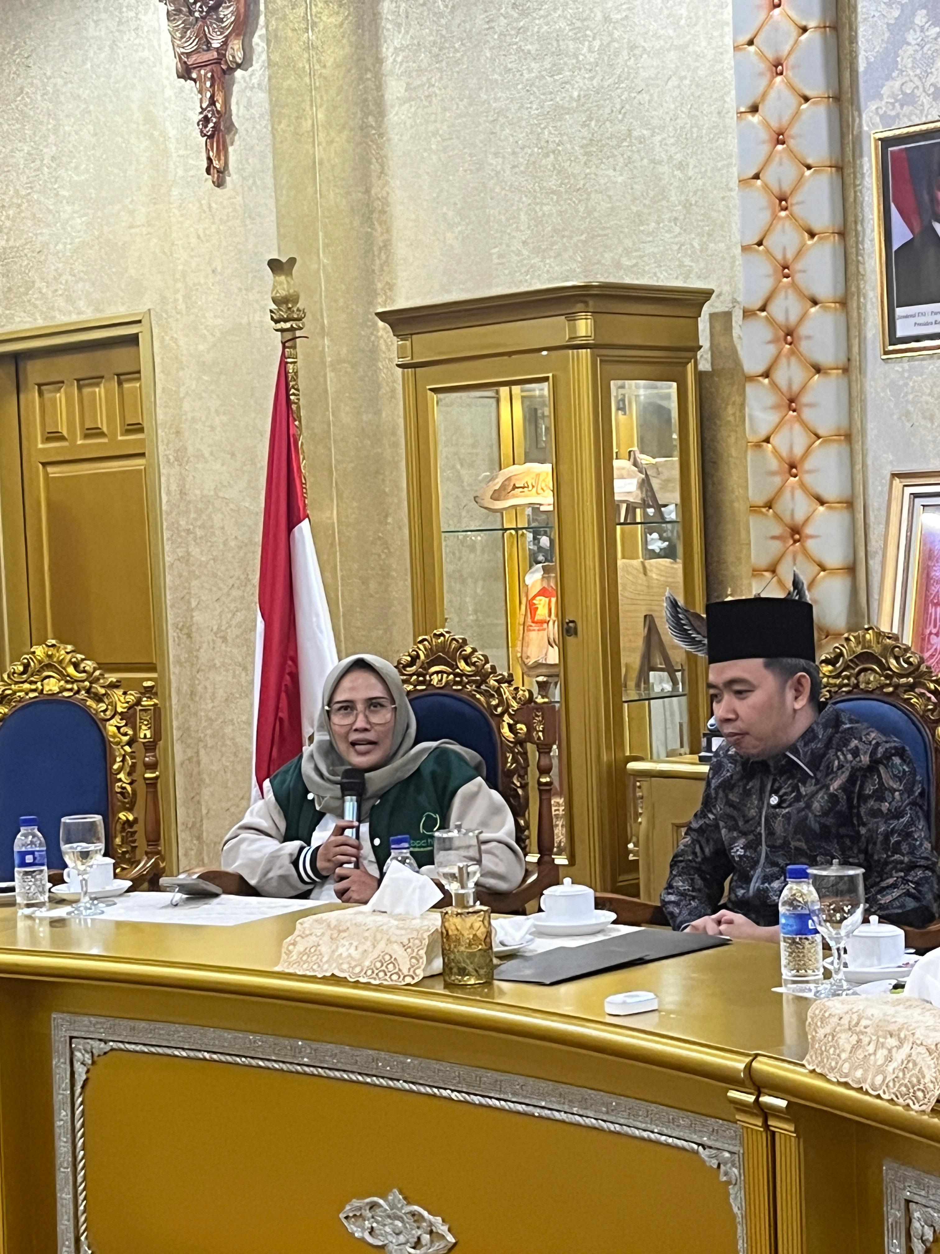Ketua Hipka Jember, Nilam Noor Fadilah Wulandari (kanan) saat melakukan audiensi dengan Bupat Jember Muhammad Fawait