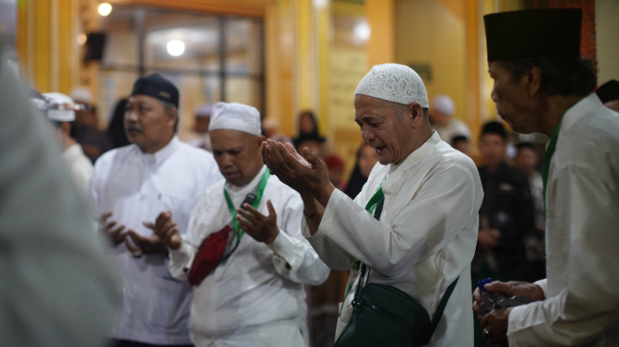 KHUSYUK: Suasana Haul Habib Sholeh ke-49 cukup sesak dan para jemaah tetap khusyuk mengikuti rangkaian acara, kemarin. YULIO FA/RADAR JEMBER