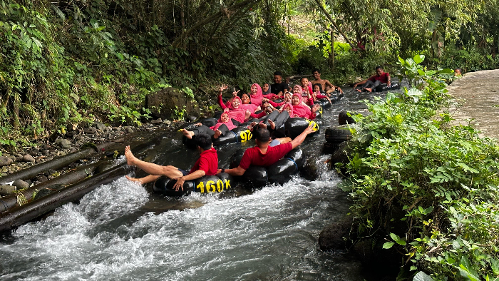 ASYIK: Suasana objek wisata mini tubing Tumpak Selo Desa Petahunan Kecamatan Sumbersuko yang terus mengeluarkan inovasi dan terobosan. TUMPAK SELO
