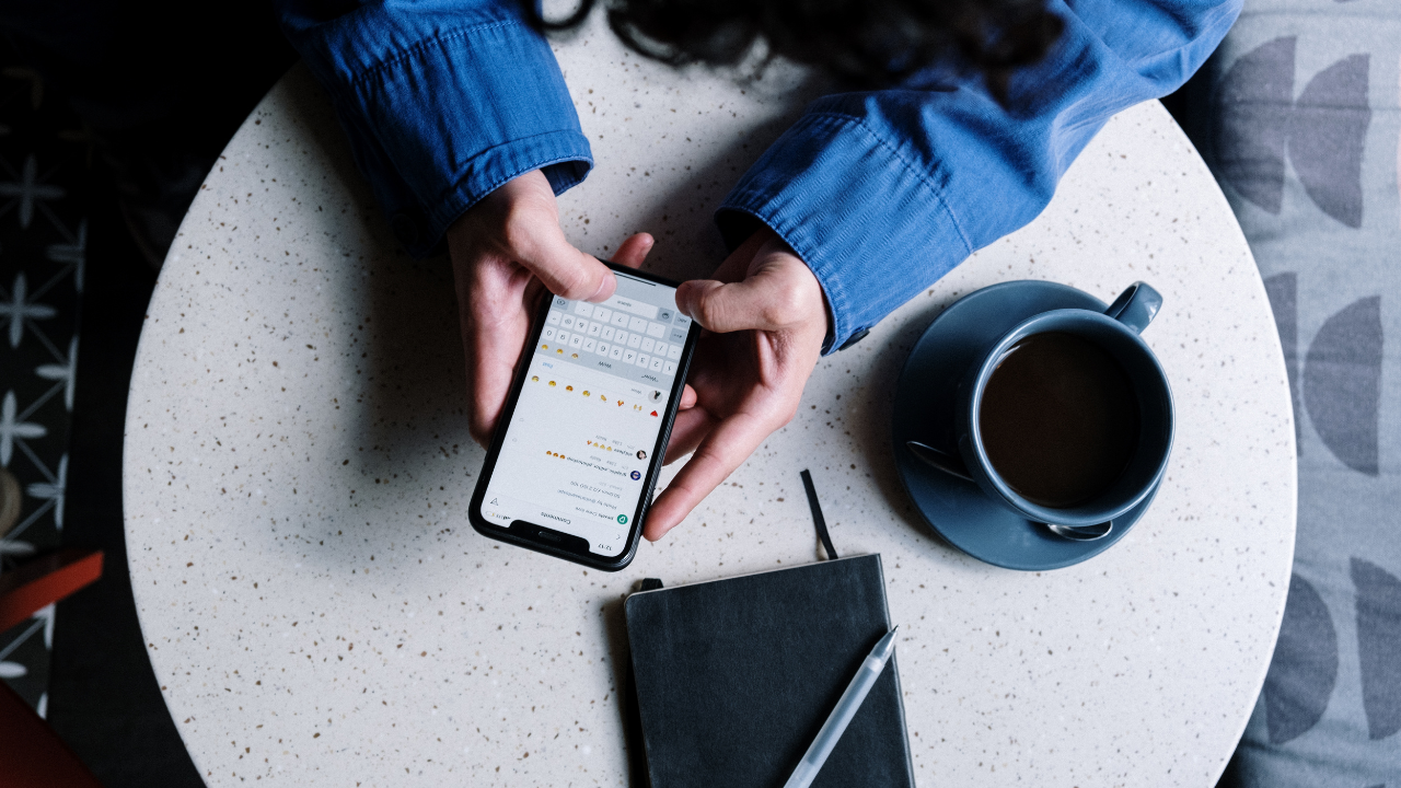 Ilustrasi membaca pesan melalui aplikasi chat WhatsApp (Canva)