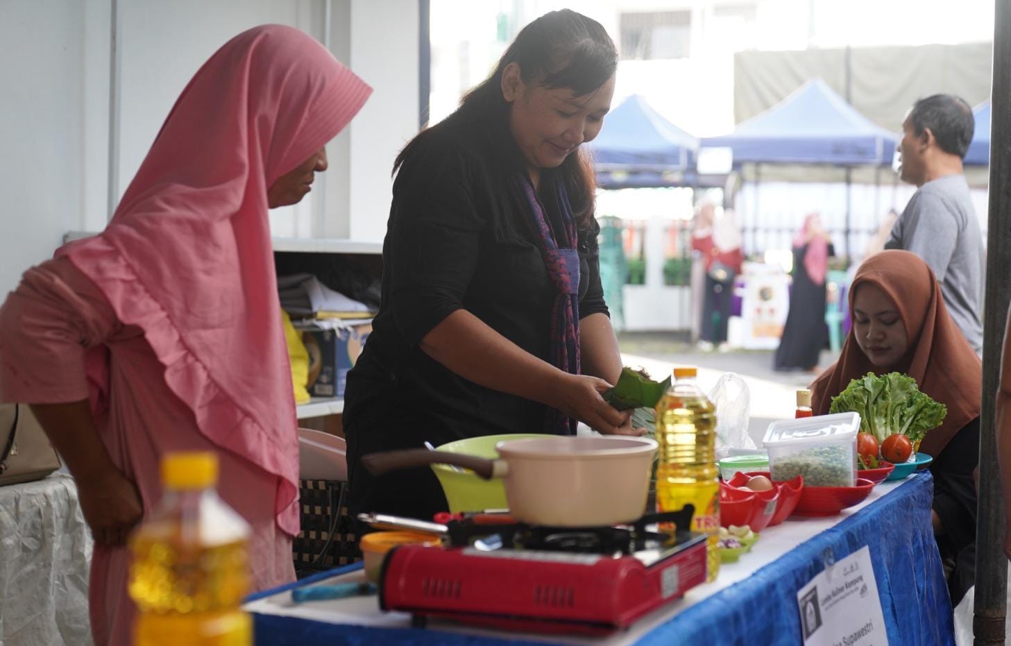 DOKUMENTASI BALAI RW INSTITUTE  BERKREASI: Peserta lomba memasak menunjukkan kreativitasnya dalam meracik berbagai hidangan dengan bahan baku utama Edamame, Minggu (13/3)