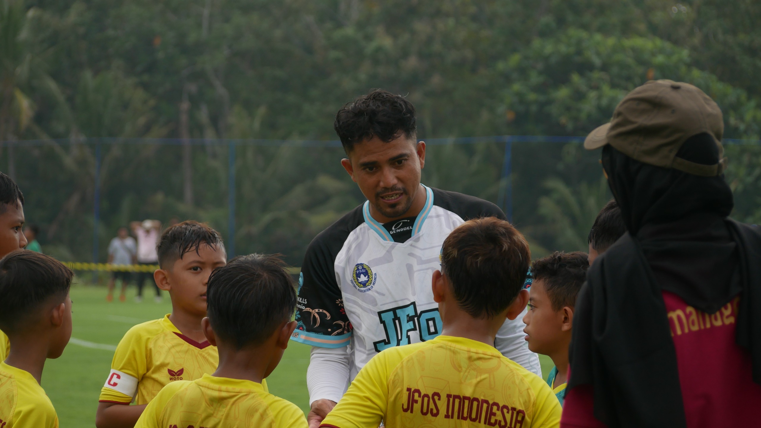 BRIEFING: Coach Yayak memberikan instruksi pada pada tim JFoS U10. Konsep latihan yang menyenangkan diterapkan SSB dari Jember ini. (YULIO FA/RADAR JEMBER)
