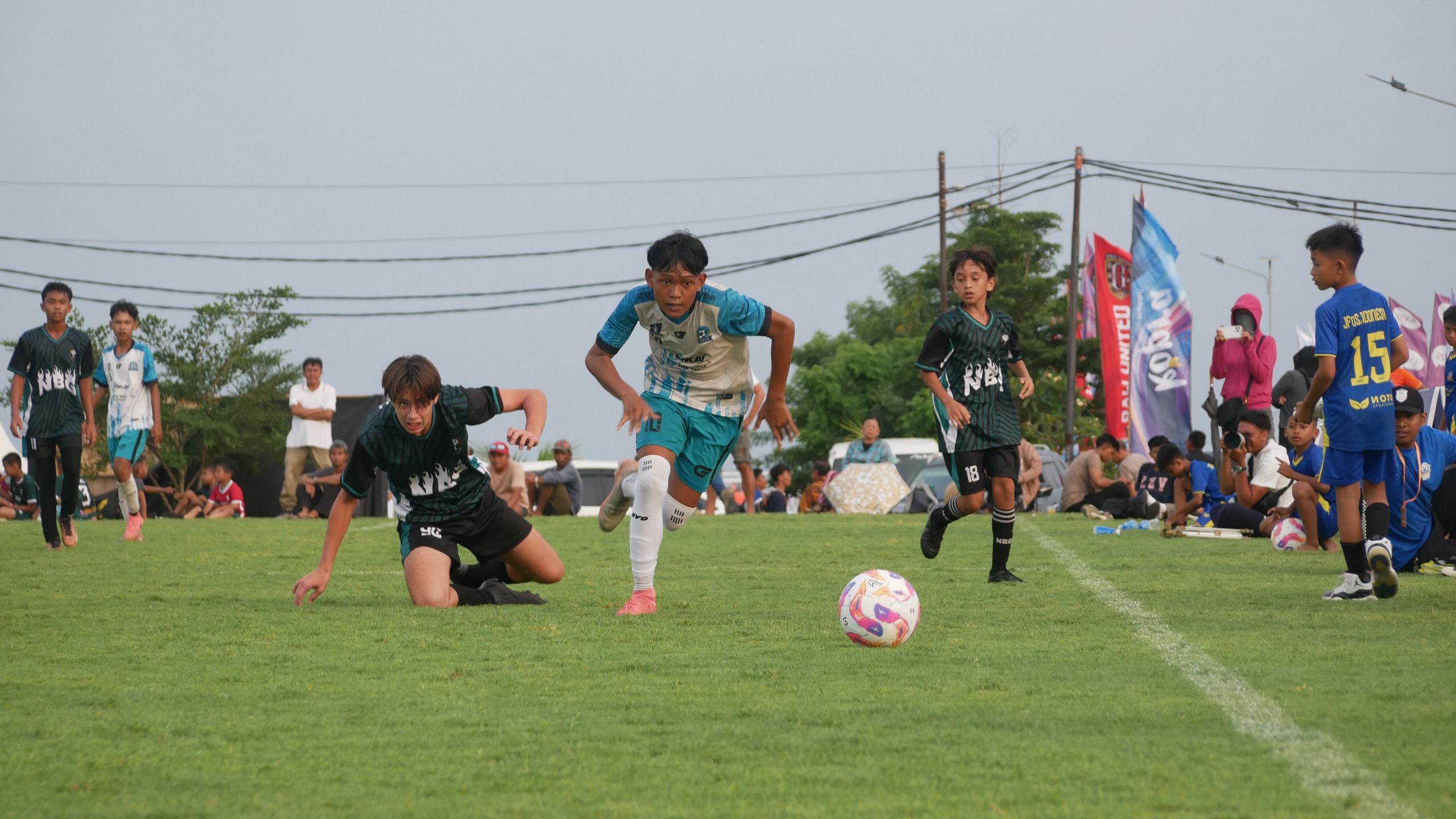 FOTO: YULIO FA/RADAR JEMBER MENANTANG: Punggawa SSB JFoS, melewati hadangan tim tuan rumah berjuluk Next Bali Generation pada event Bali7S, kemarin (18/4). Sayang pada ke tiga tersebut, JFoS kalah.