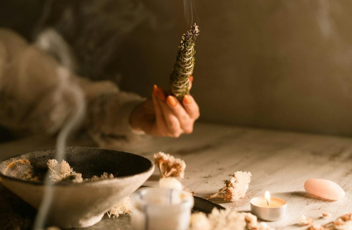 Ilustrasi tradisi tolak bala (Sumber foto: Pexels.com)