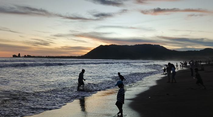 Keindahan senja di Pantai Watu Ulo (Maulana/Radar Jember)