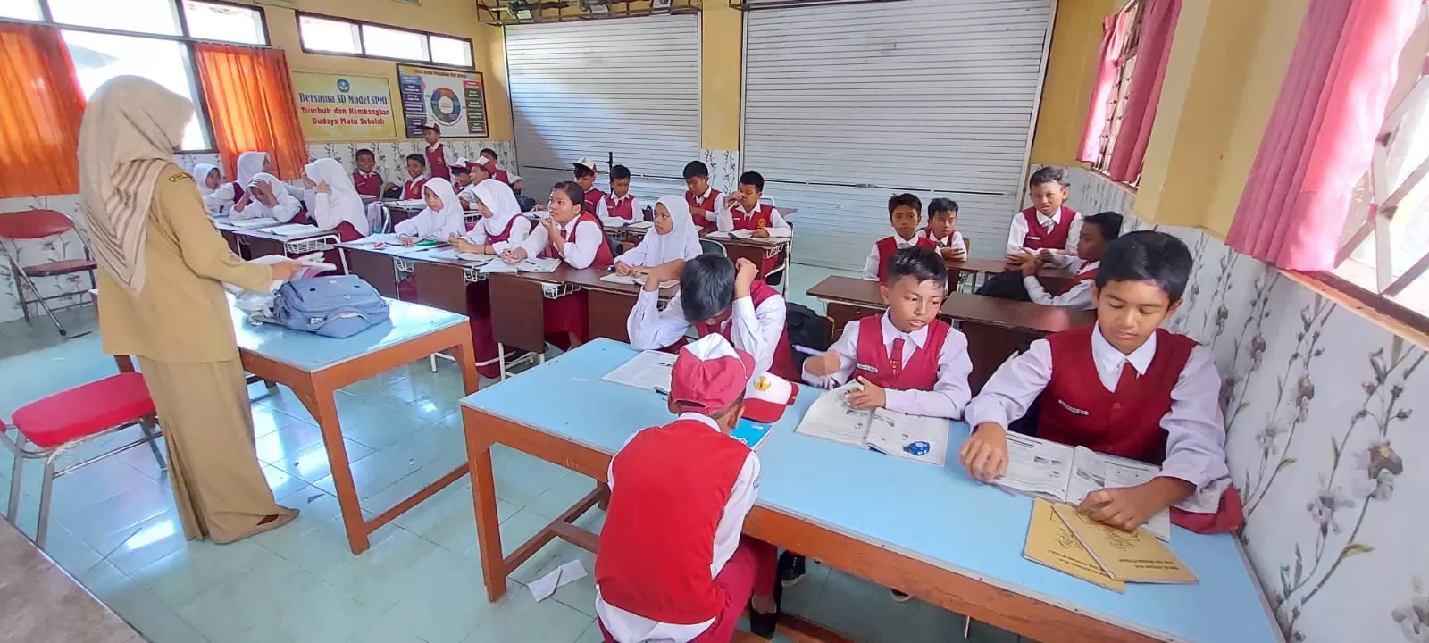 Suasana siswa belajar dalam kelas (Radar Jember)