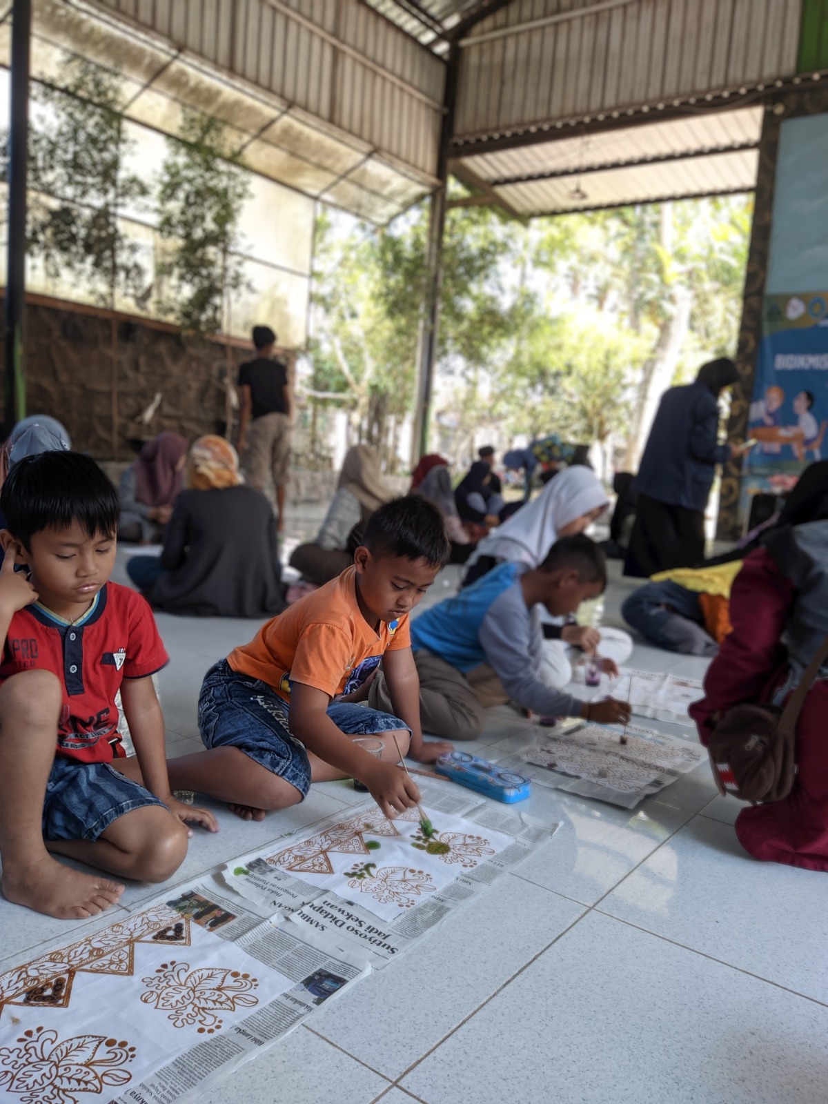 WIRA NDALUNG  SEMANGAT MENGGAMBAR: Sanggar Wira Ndalung, Desa Sruni, Kecamatan Jenggawah, saat mengedukasi puluhan anak belajar dengan bermain.
