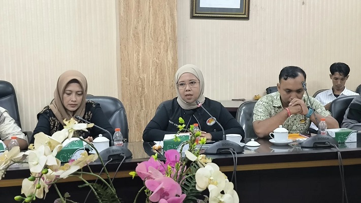 SAMPAIKAN ASPIRASI: Ketua DPC  HPI Jember Hasti Utami (tengah) menyampaikan sejumlah kritik dan masukan kepada Komisi B DPRD Jember mengenai pariwisata saat ada event JFC.