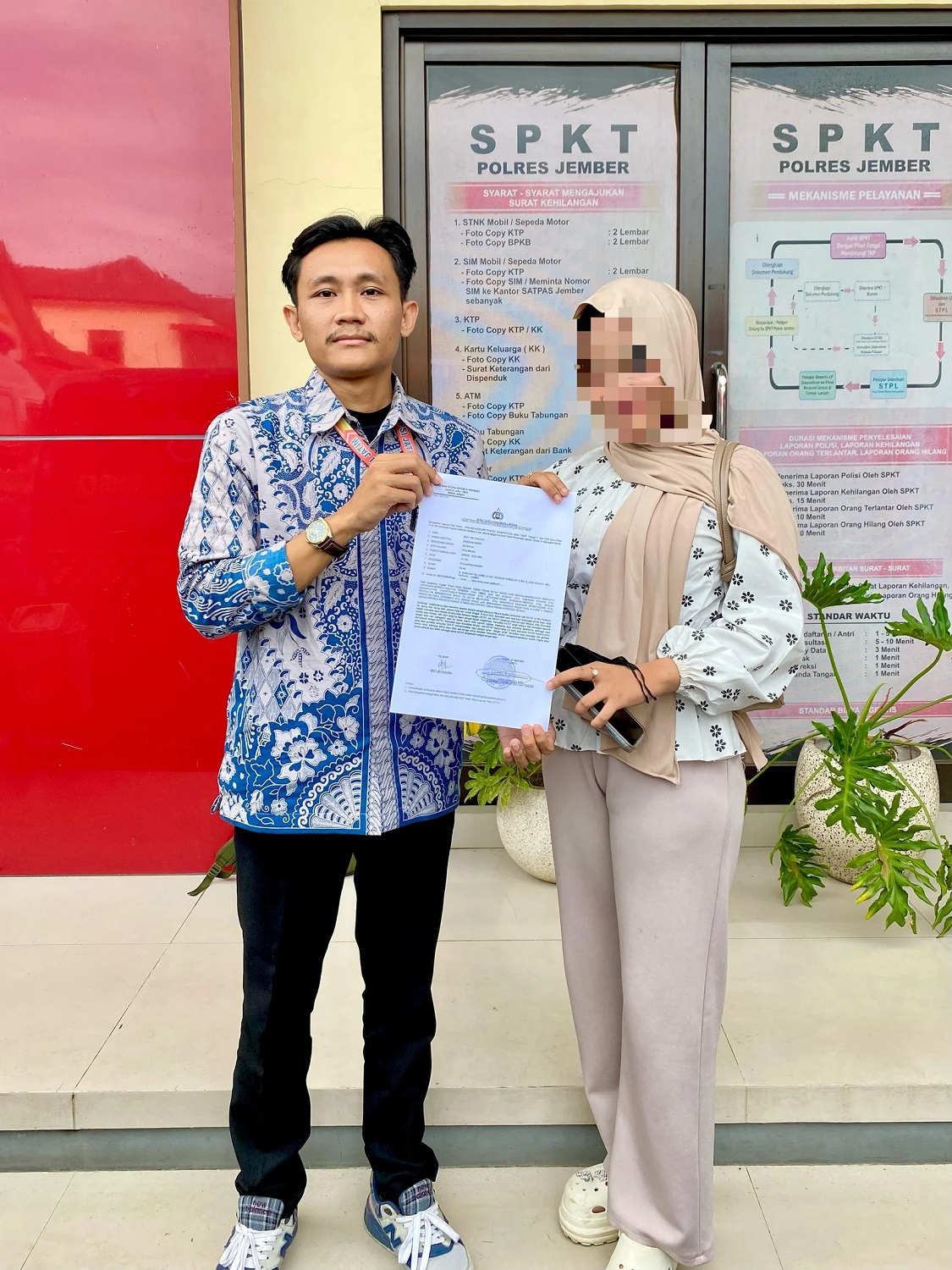 ACHMAD FAIZ SPEAK UP: Korban dugaan pelecehan seksual berinisial DF didampingi penasihat hukumnya resmi melaporkan pemilik grup musik Contang Nada berinisial DY ke Polres Jember.