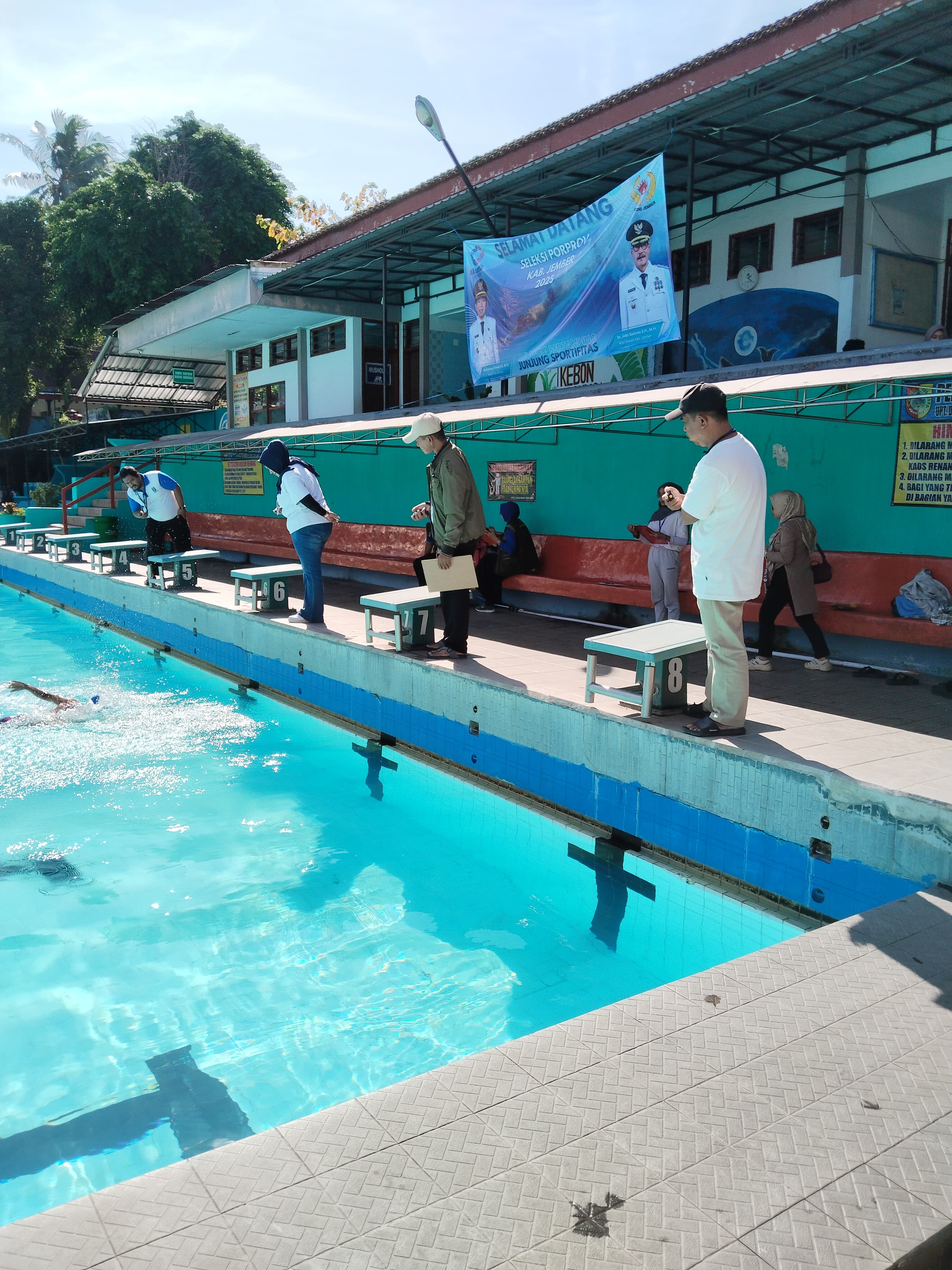 SEMANGAT: Atlet renang Jember melakukan seleksi untuk persiapan Porprov Jatim di Kolam Renang Kebonagung.  &nbsp;