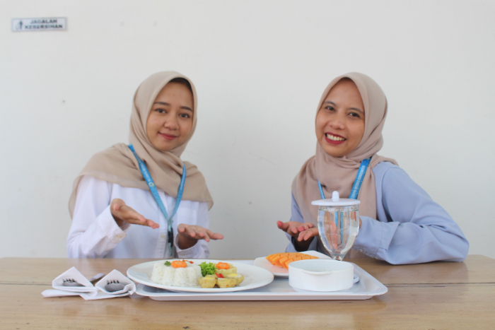 DIOLAH DENGAN BAIK: Dua perawat RSCM Bondowoso menampilkan salah satu makanan yang baik untuk dikonsumsi. (FAQIH HUMAINI/RADAR IJEN)