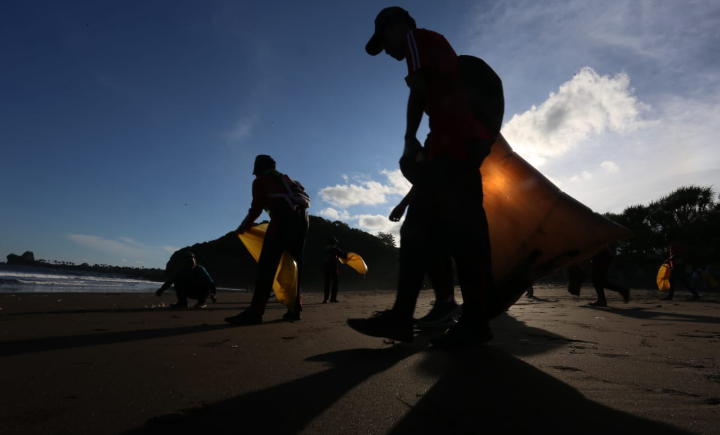 ANTUSIAS: Para peserta bersih-bersih pantai Watu Ulo Ambulu, Jember (26/4)