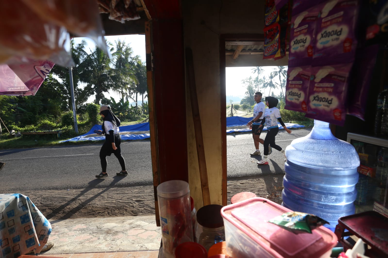 Peserta lari beach run watu ulo yang juga menyusuri perkampungan pesisir Selatan Pantai Payangan hingga Pantai Watu Ulo