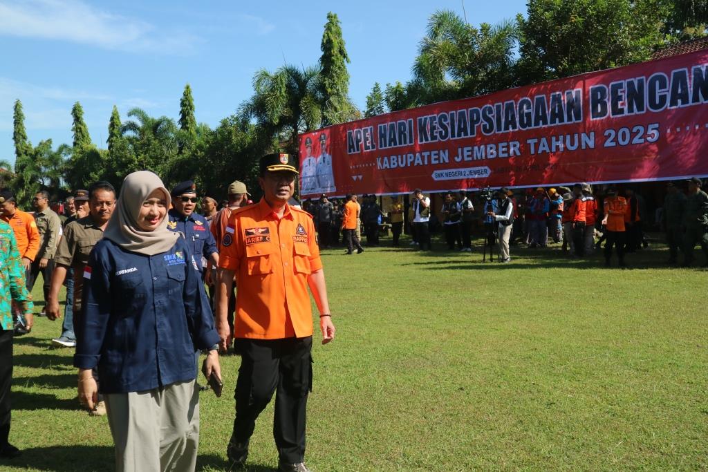 Kepala SMKN 2 Jember Nurfarida Kusumastuti (kiri) mendampingi Plh Sekda Jember, Arief Tjahjono, usai apel Hari Kesiapsiagaan Bencana (HKB) Jember 2025.