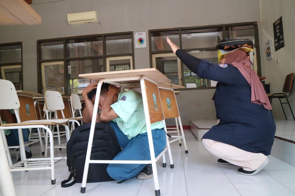 Simulasi bencana gempa bumi saat kegiatan belajar mengajar di SMKN 2 Jember (DWI SISWANTO)