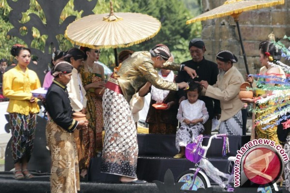 Tradisi pemotongan rambut gimbal (Antara)