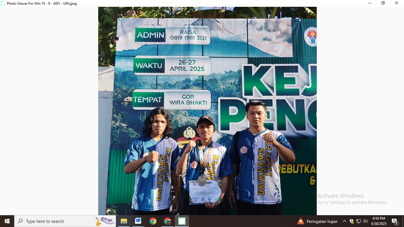 DOKUMENTASI UNIKHAMS JEMBER  BANGGA: Mahasiswa di UNIKHAMS, Farhad Rieza Fahlefi (tengah), meraih medali perak dalam kompetisi silat Lumajang Championship 2.